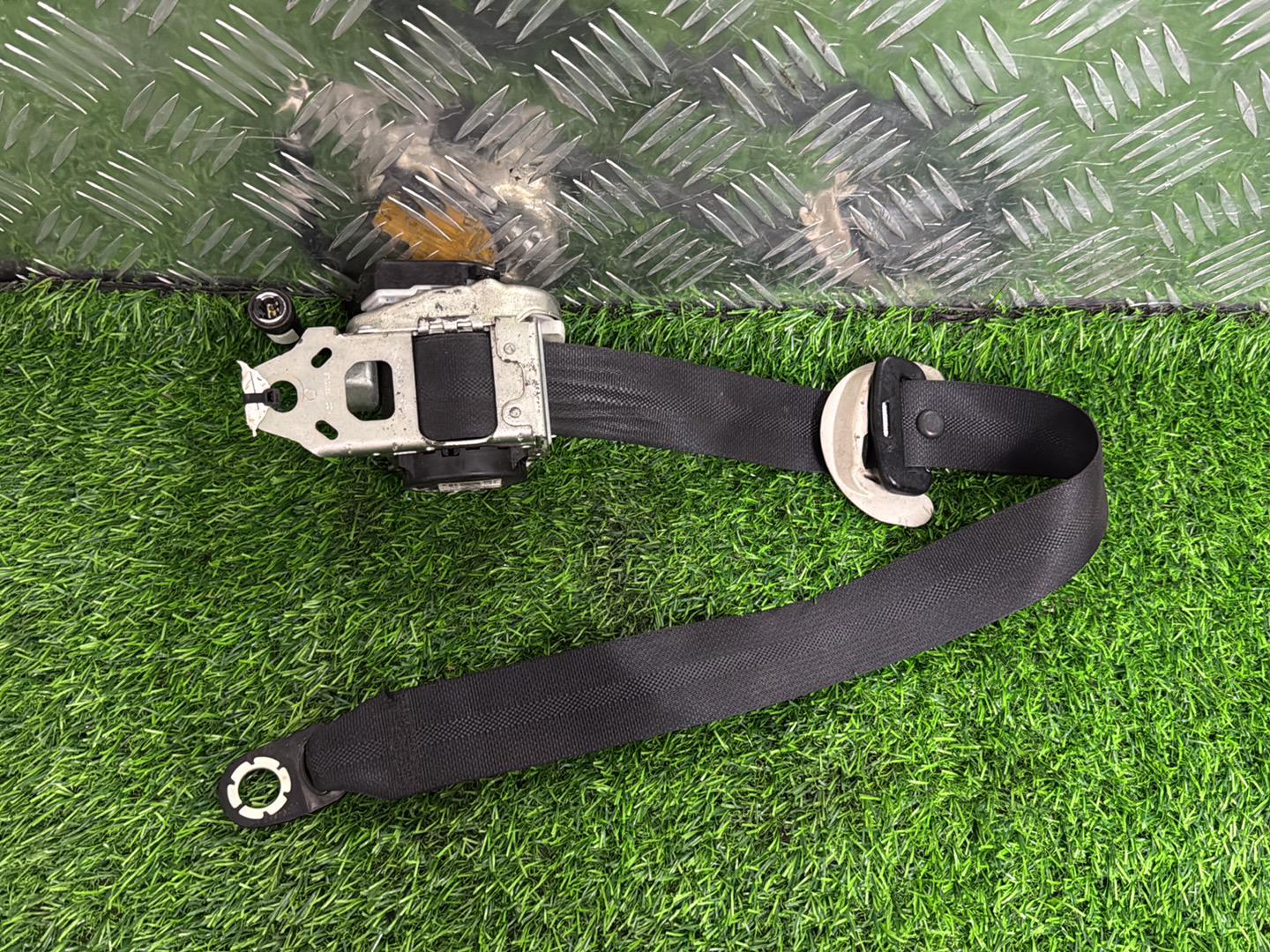 2011 - 2015 Toyota Aqua Right Front Seat Belt 6226481-P