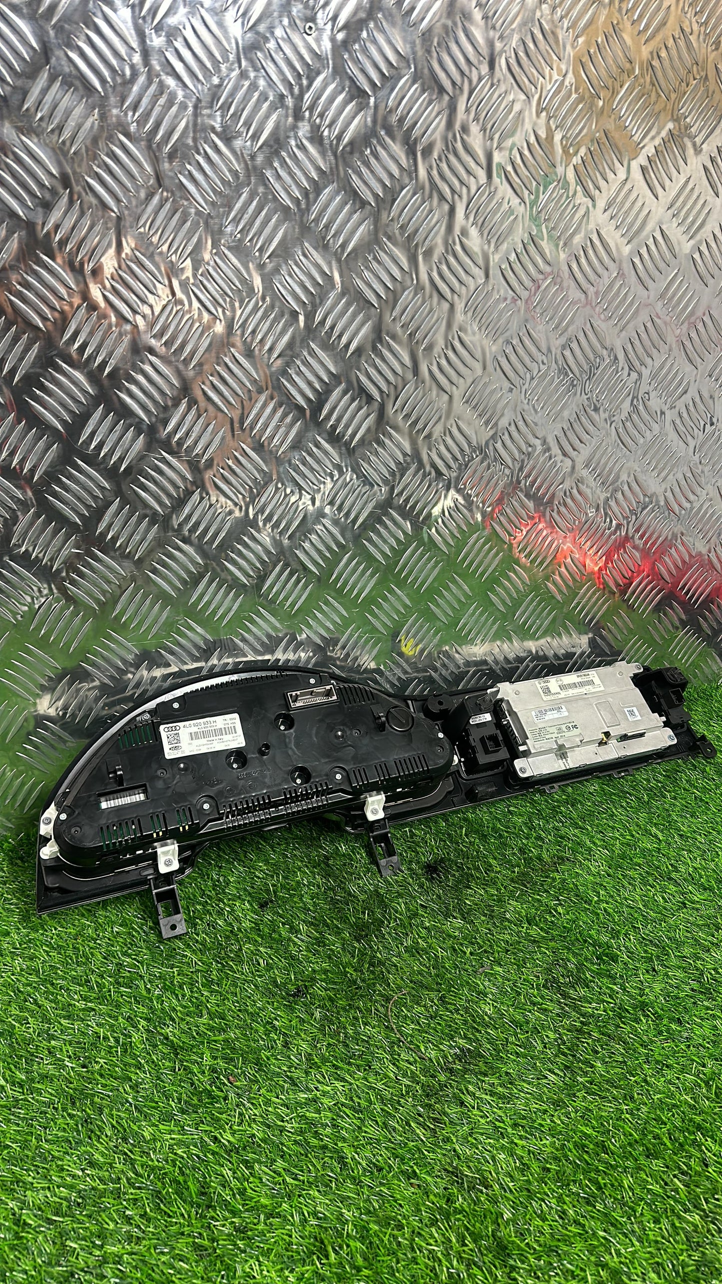 2009 - 2015 Audi Q7 Instrument Cluster 4L0 920 933 H