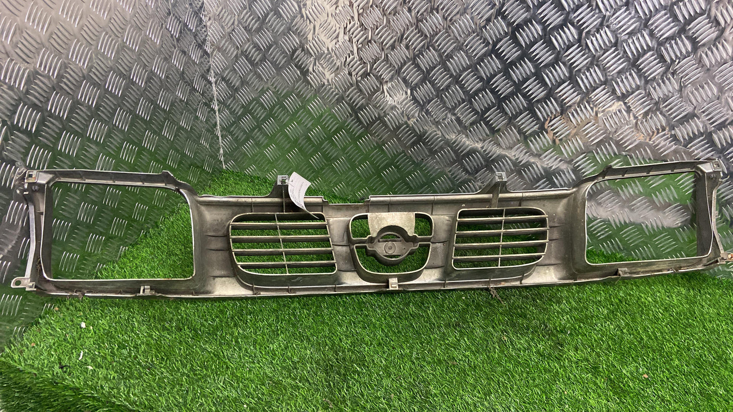 1997 - 2001 Nissan Navara Grille