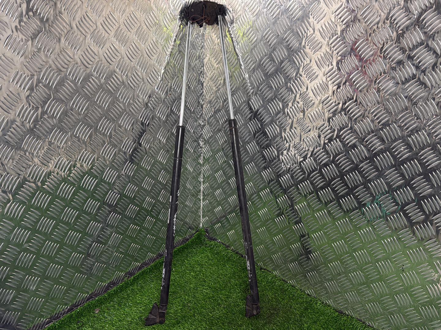 2001 - 2012 Nissan Caravan Bootlid Gas Struts HIGHROOF Type