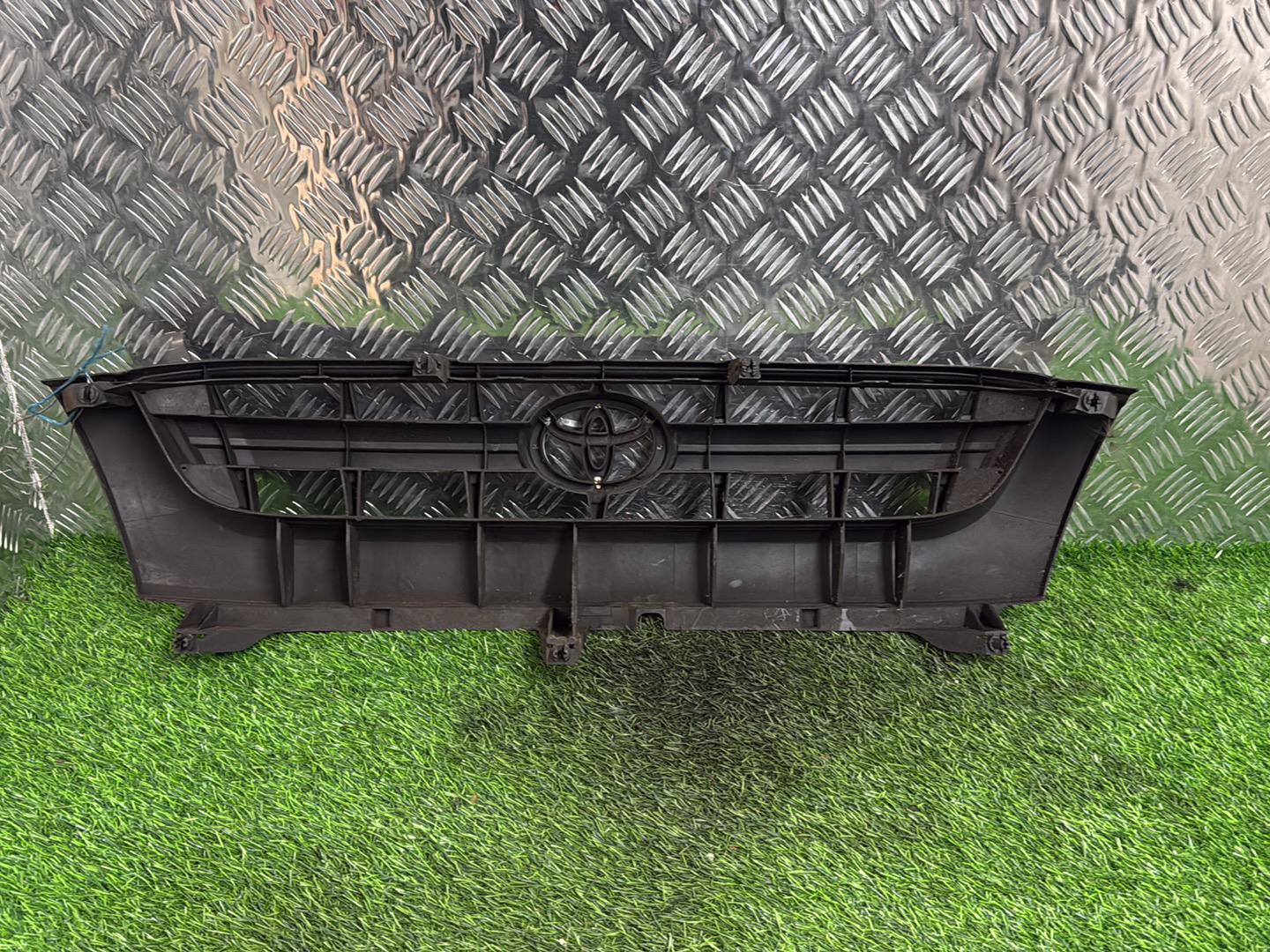 2001 - 2005 Toyota Hilux Grille 53100-35800