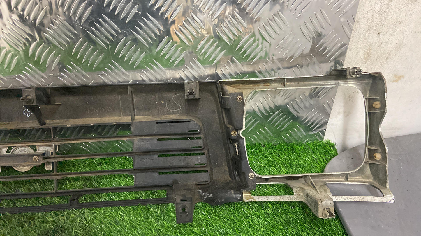 1990 - 1995 Toyota Hilux Grille 53100-89165