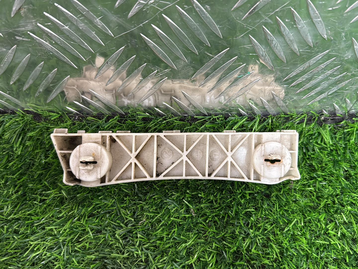 2005 - 2011 Nissan Bluebird Sylphy Right Front Bumper Retainer NISSAN 62222 EW000