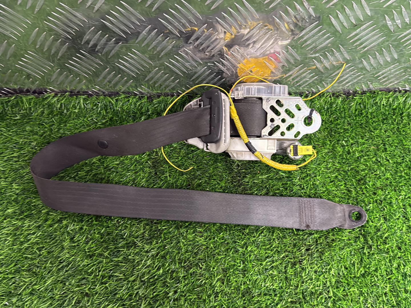 2000 - 2006 Toyota Corolla Left Front Seat Belt 7L2310-P