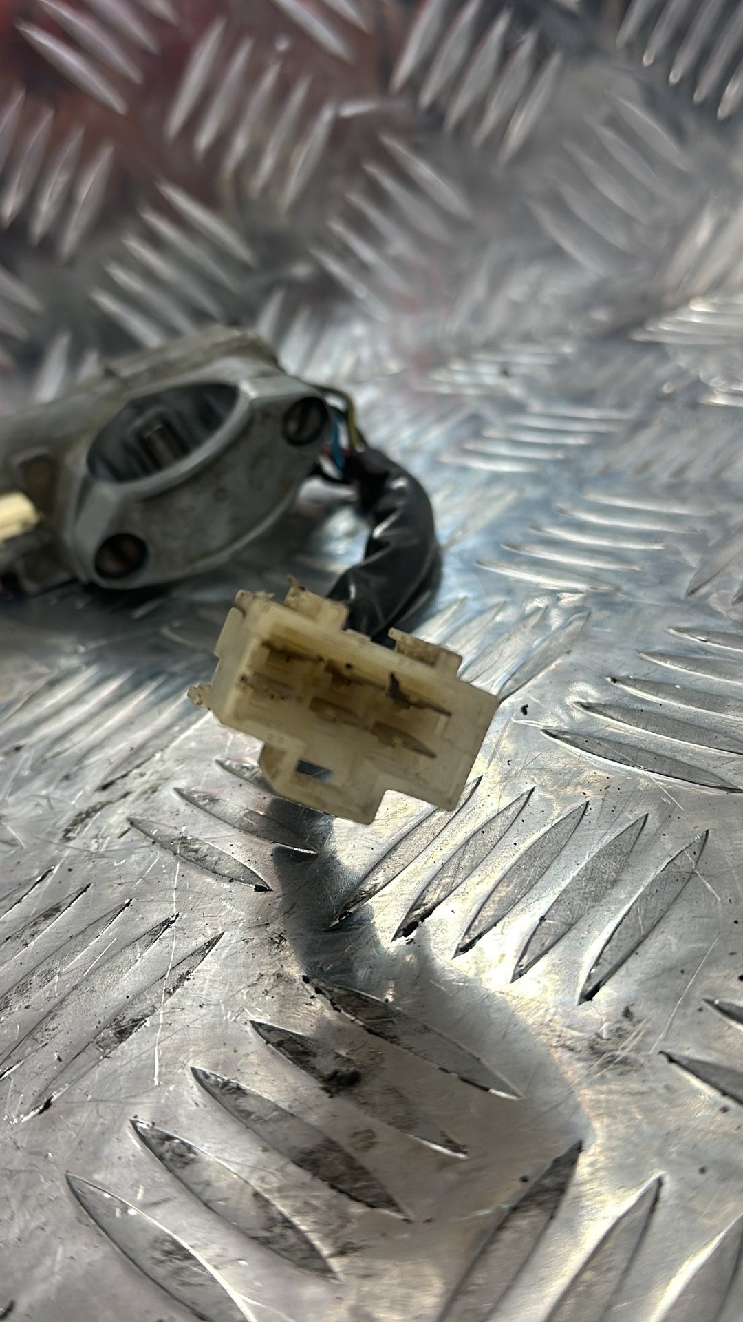 1996-1998 Nissan Bluebird- Ignition With Key PN: AS-51