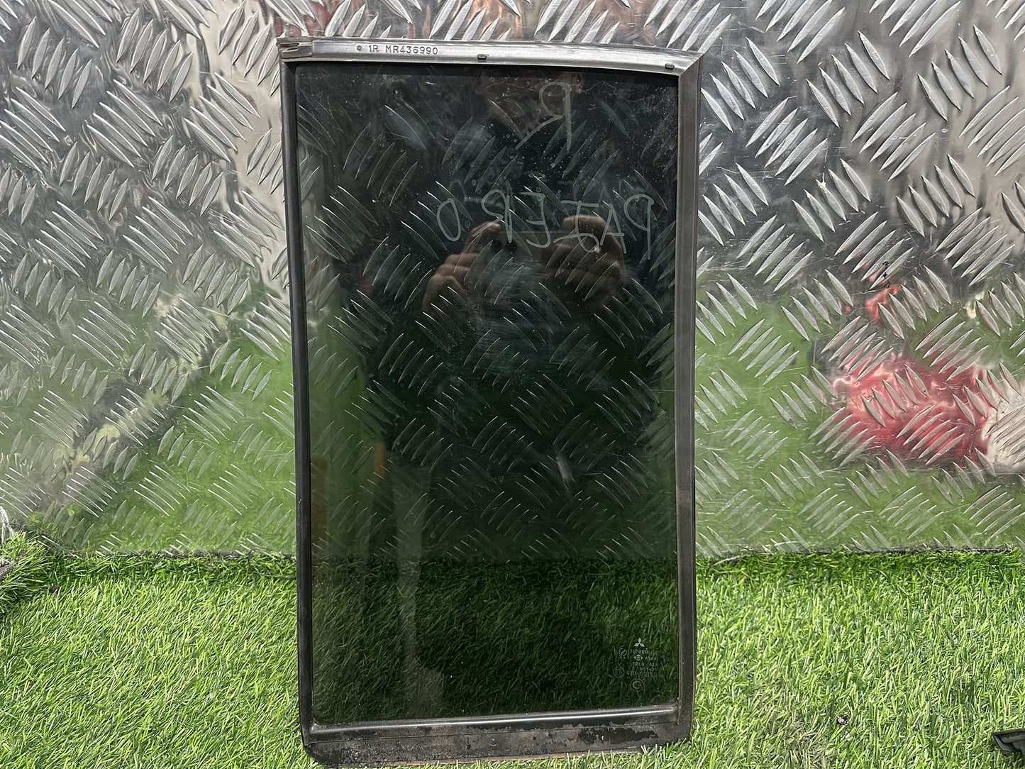 1999-2006 Mitsubishi Pajero V7*W- Right Rear Quarter Door Glass PN: M2L3