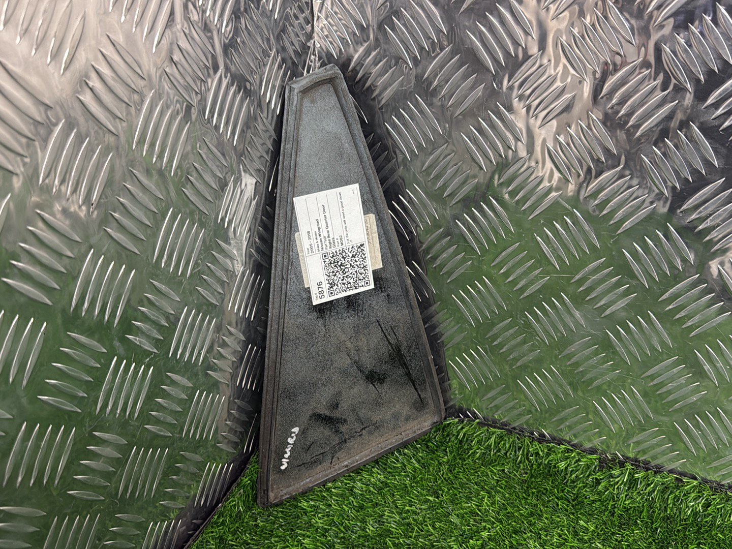 Nissan Wingroad Right Rear Quarter Door Glass M262