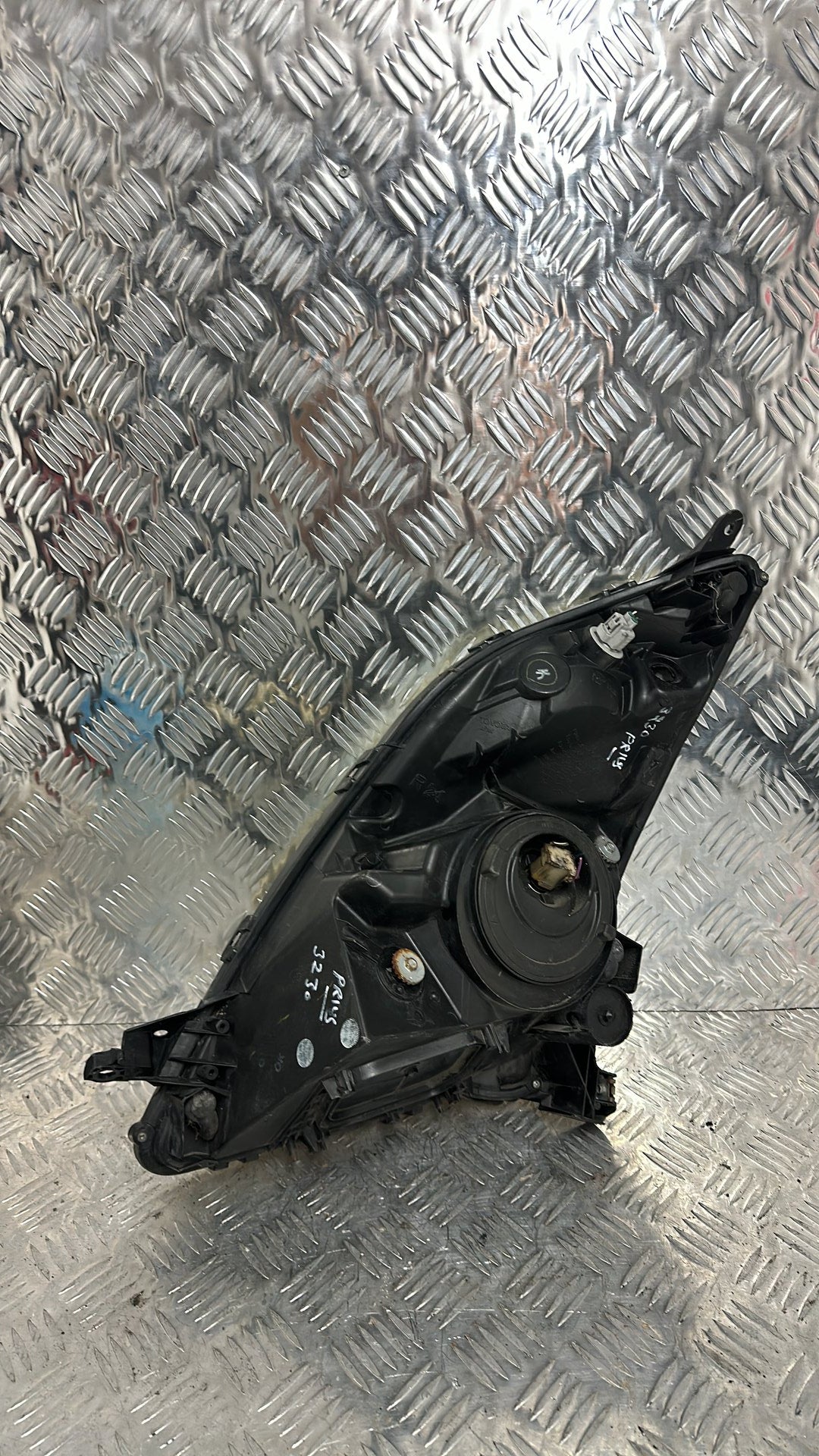 2003-2009 Toyota Prius NHW20- Right Headlight PN: UNKNOWN..