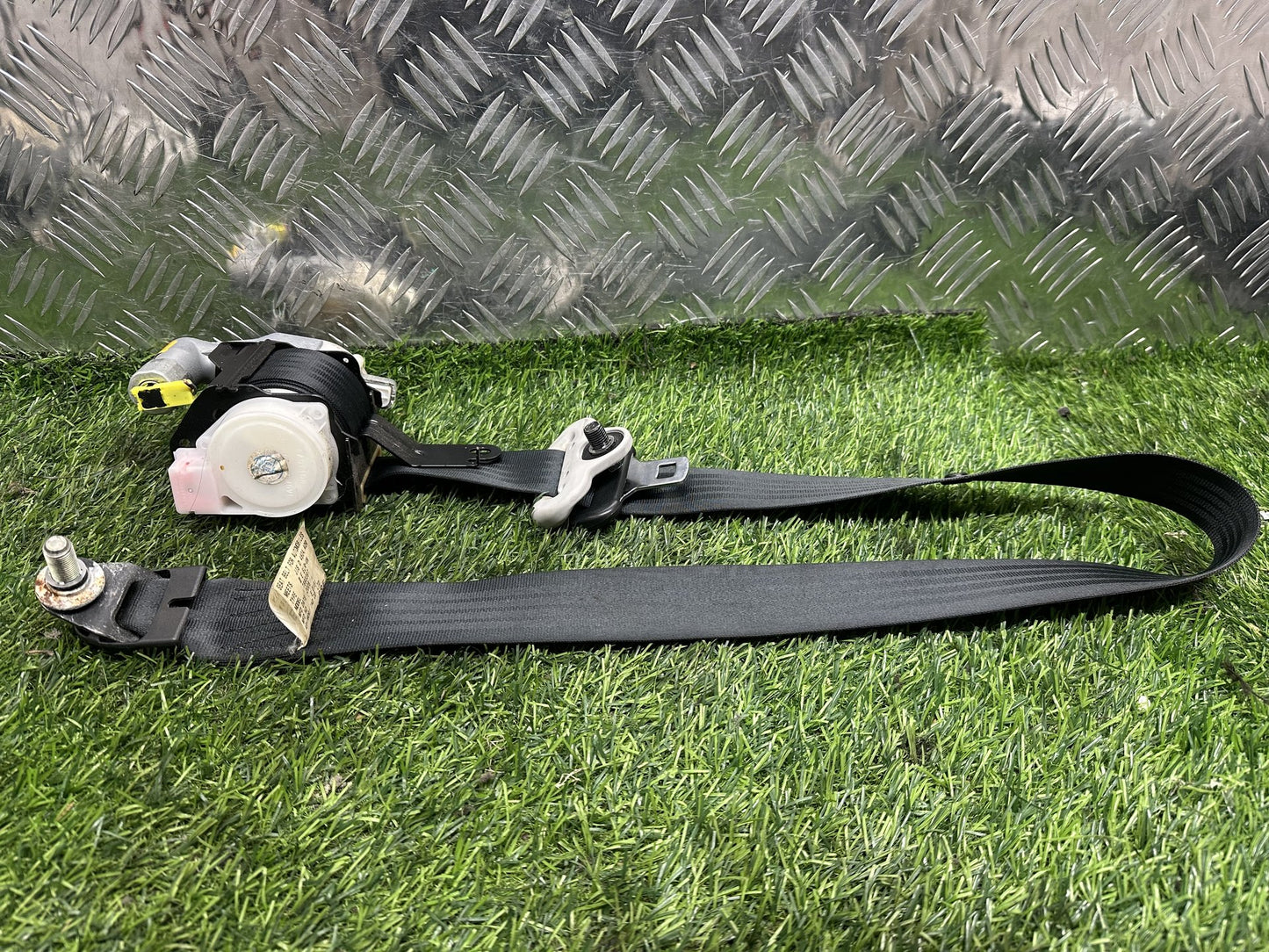 2002-2007 Mazda Demio DY- Left Front Seat Belt PN: T89339T