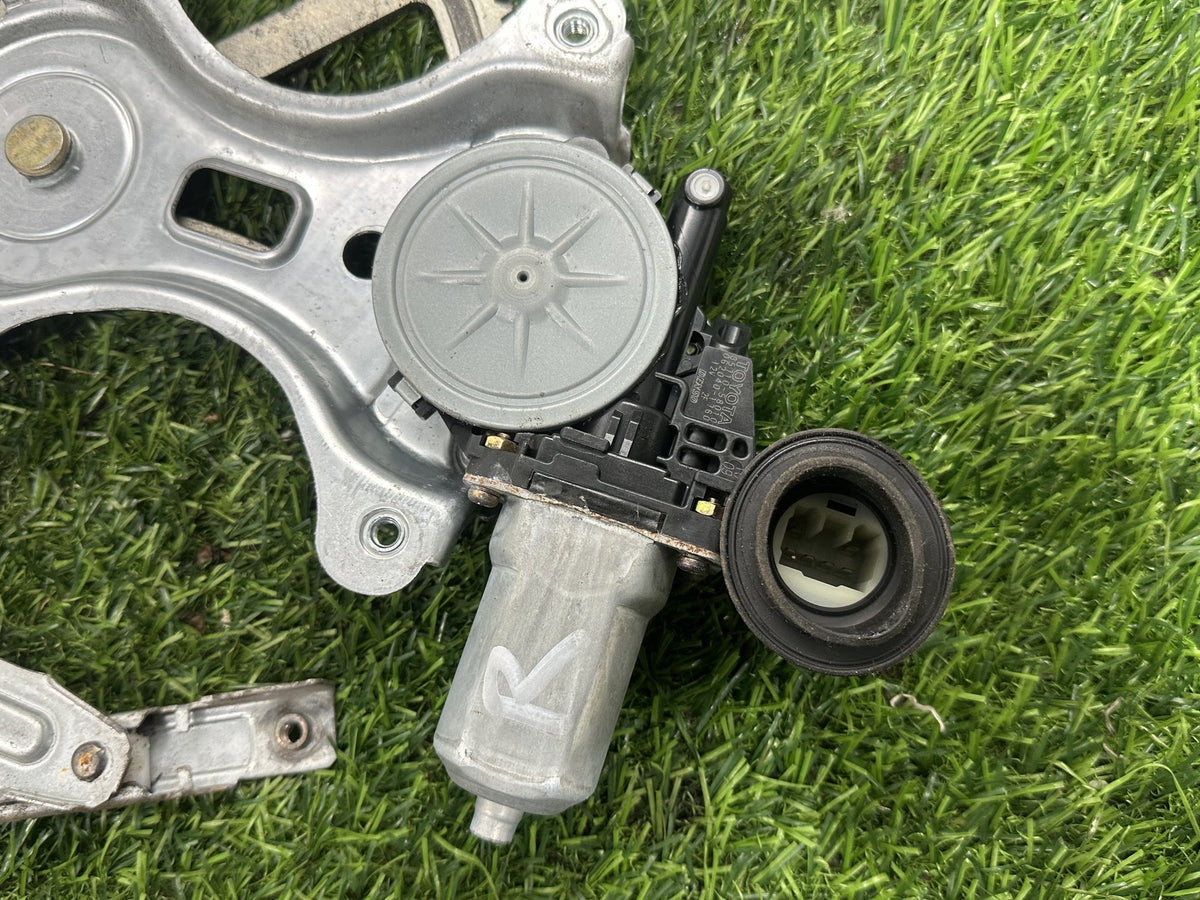 2003-2009 Toyota Wish E10 - Right Front Window Regulator/Motor PN: 6 PIN