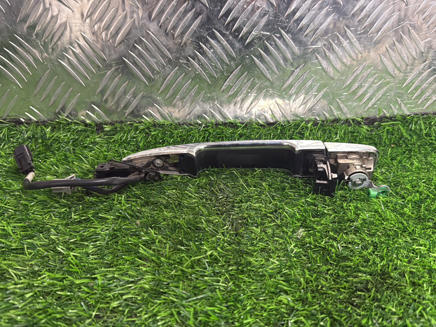 2010-2016 Nissan Leaf ZE0- Right Front Exterior Door Handle PN: Sensor Type