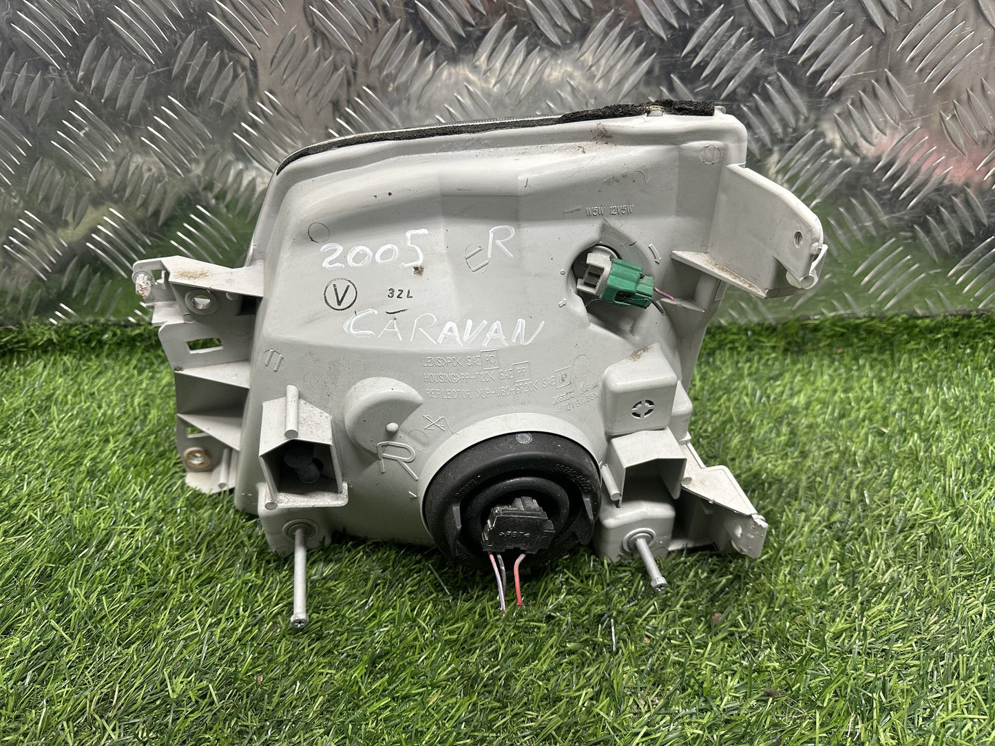 2001-2005 Nissan Caravan E25- Right Headlight PN: KOITO 100-24774
