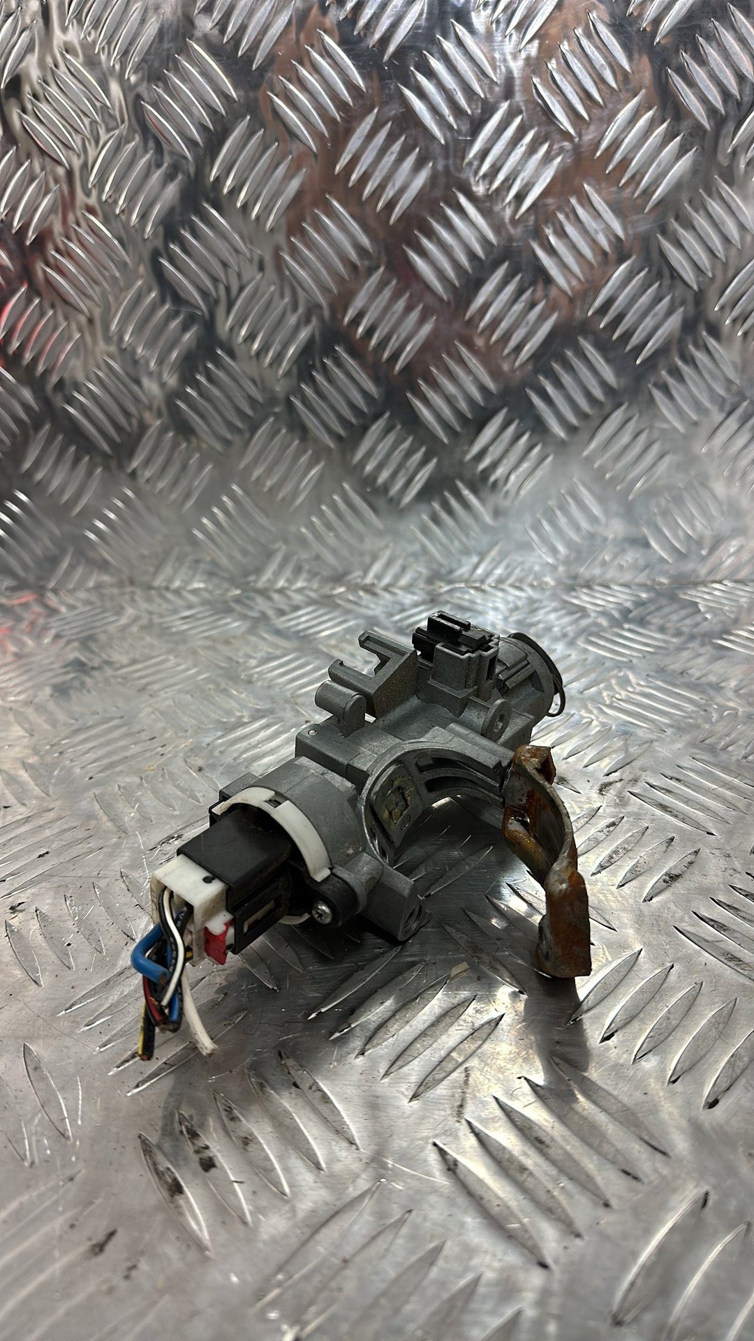 1999-2006 Mazda B-Series UN0YW- Ignition With Key PN: SL-31