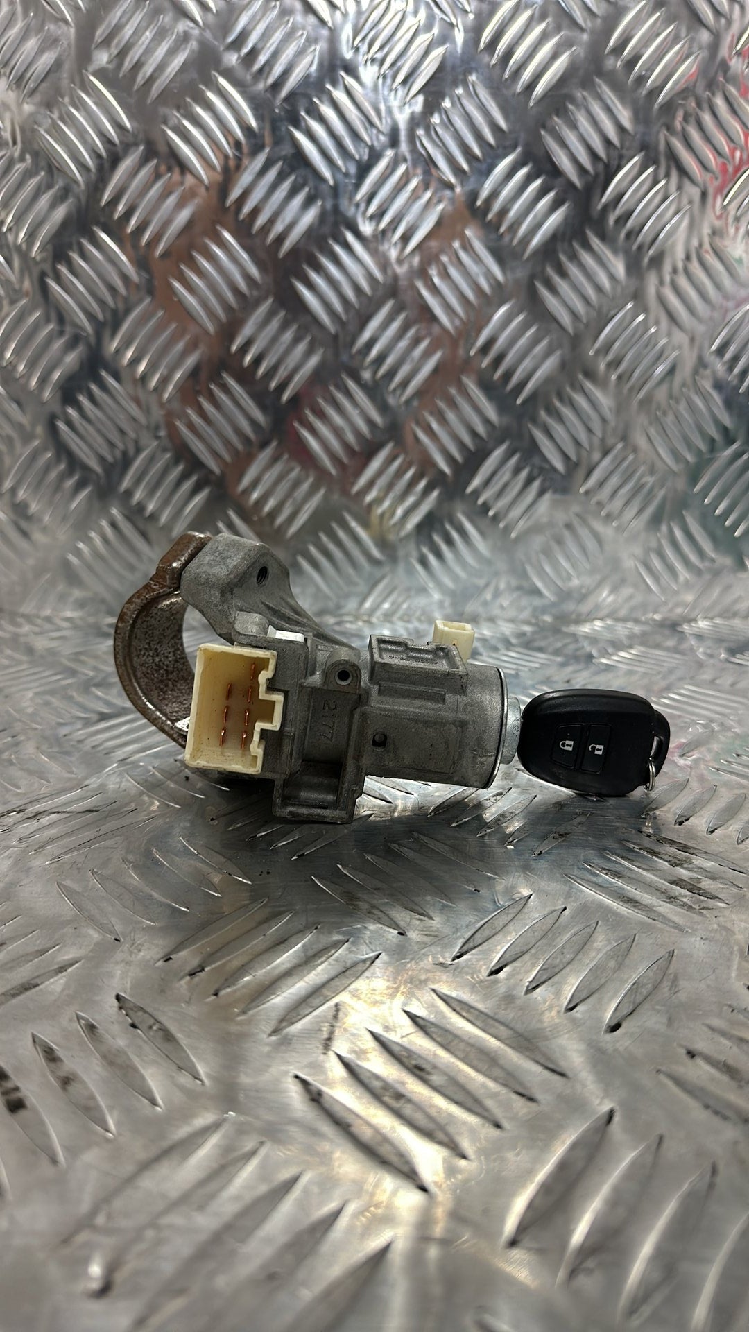 2011-2021 Toyota Aqua NHP10- Ignition With Key PN: 45020-52-4