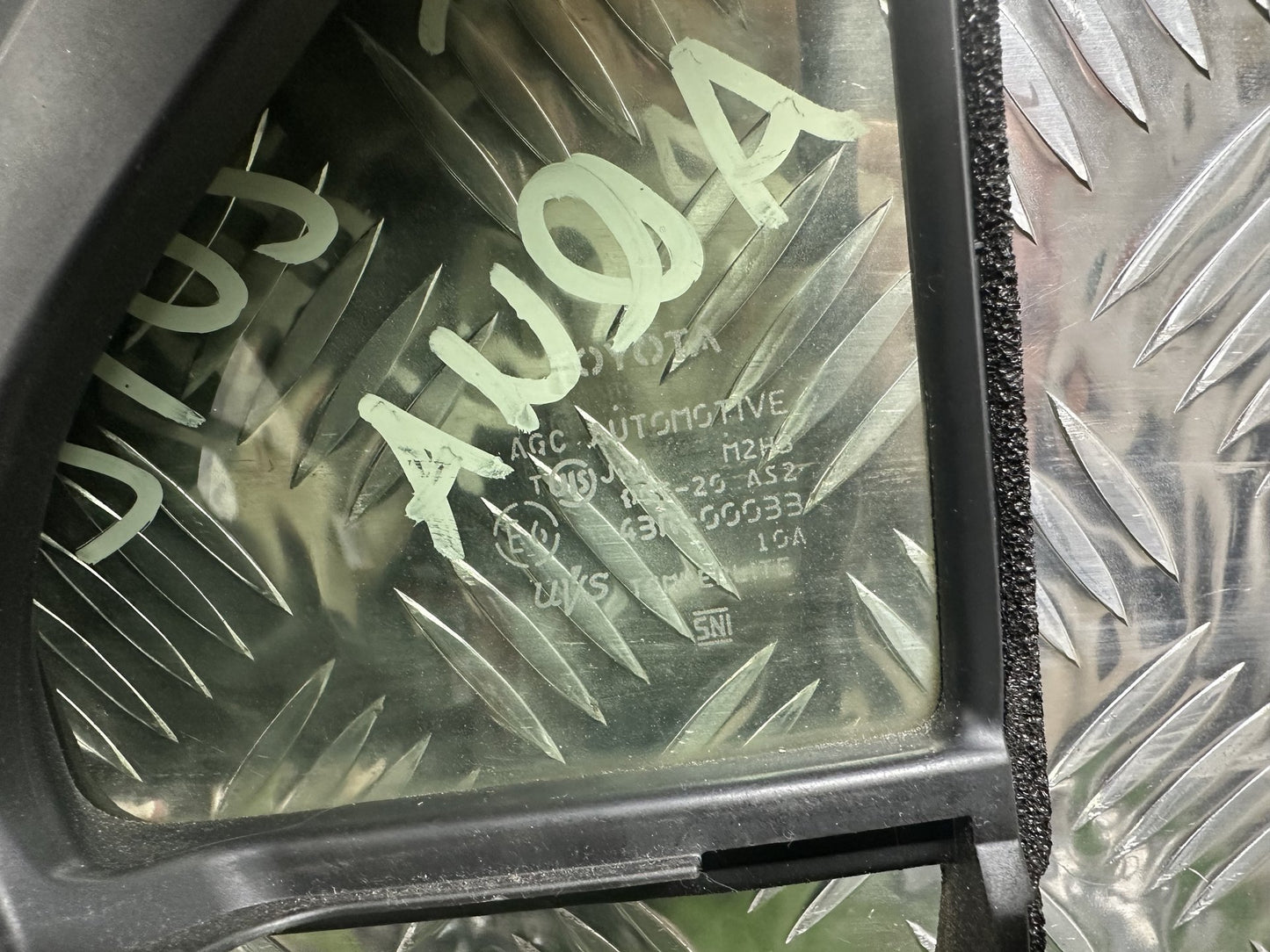 2011-2021 Toyota Aqua NHP10- Right Front Quarter Door Glass PN: M2H3