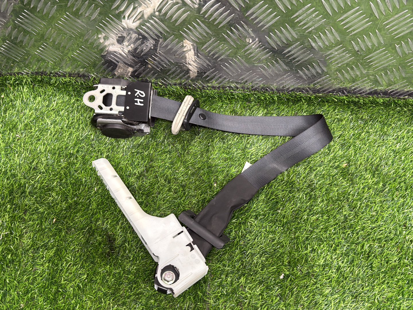 2010 - 2015 Nissan Juke Right Front Seat Belt 6168501