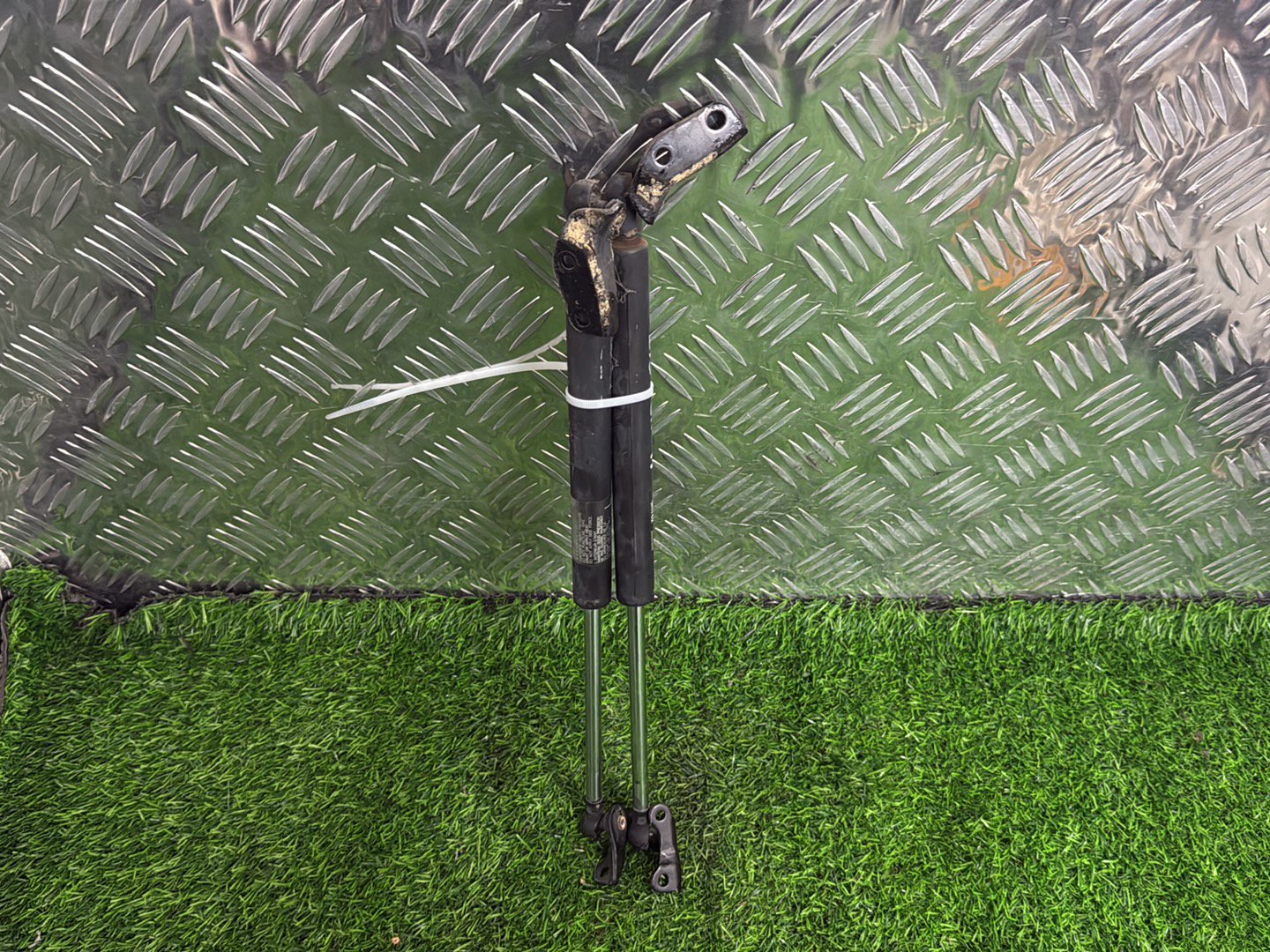 2001 - 2007 Honda Fit Bootlid Gas Struts