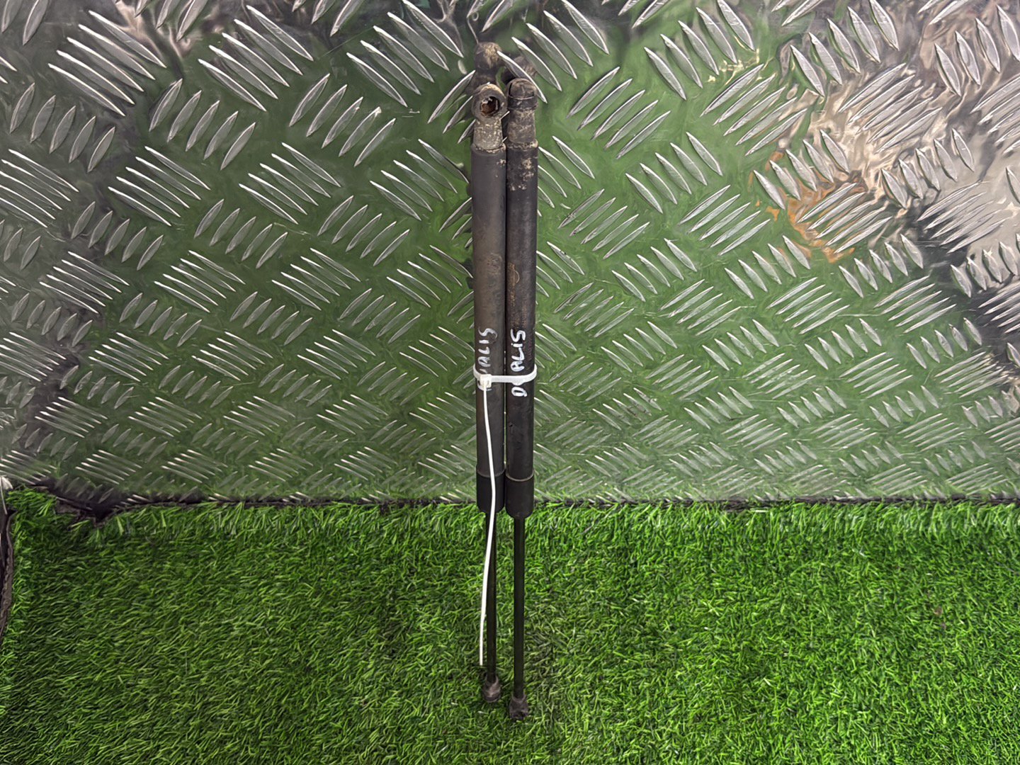 2006 - 2012 Nissan Dualis Bootlid Gas Struts