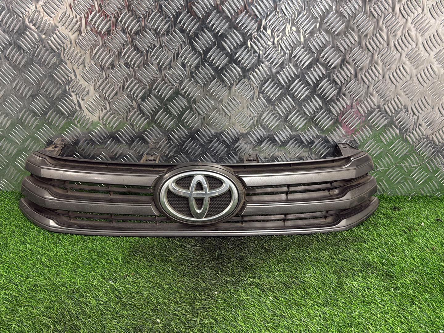 2016 - 2020 Toyota Hilux Grille 53100-0K460