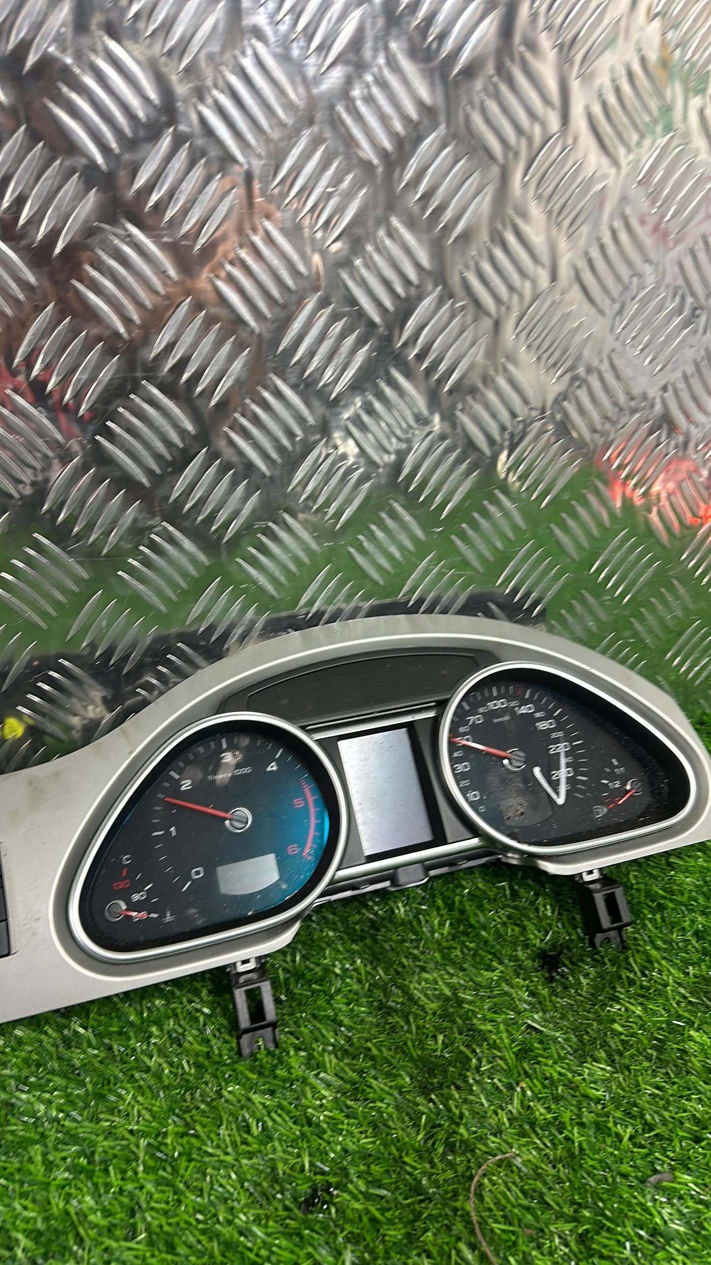 2009 - 2015 Audi Q7 Instrument Cluster 4L0 920 933 H