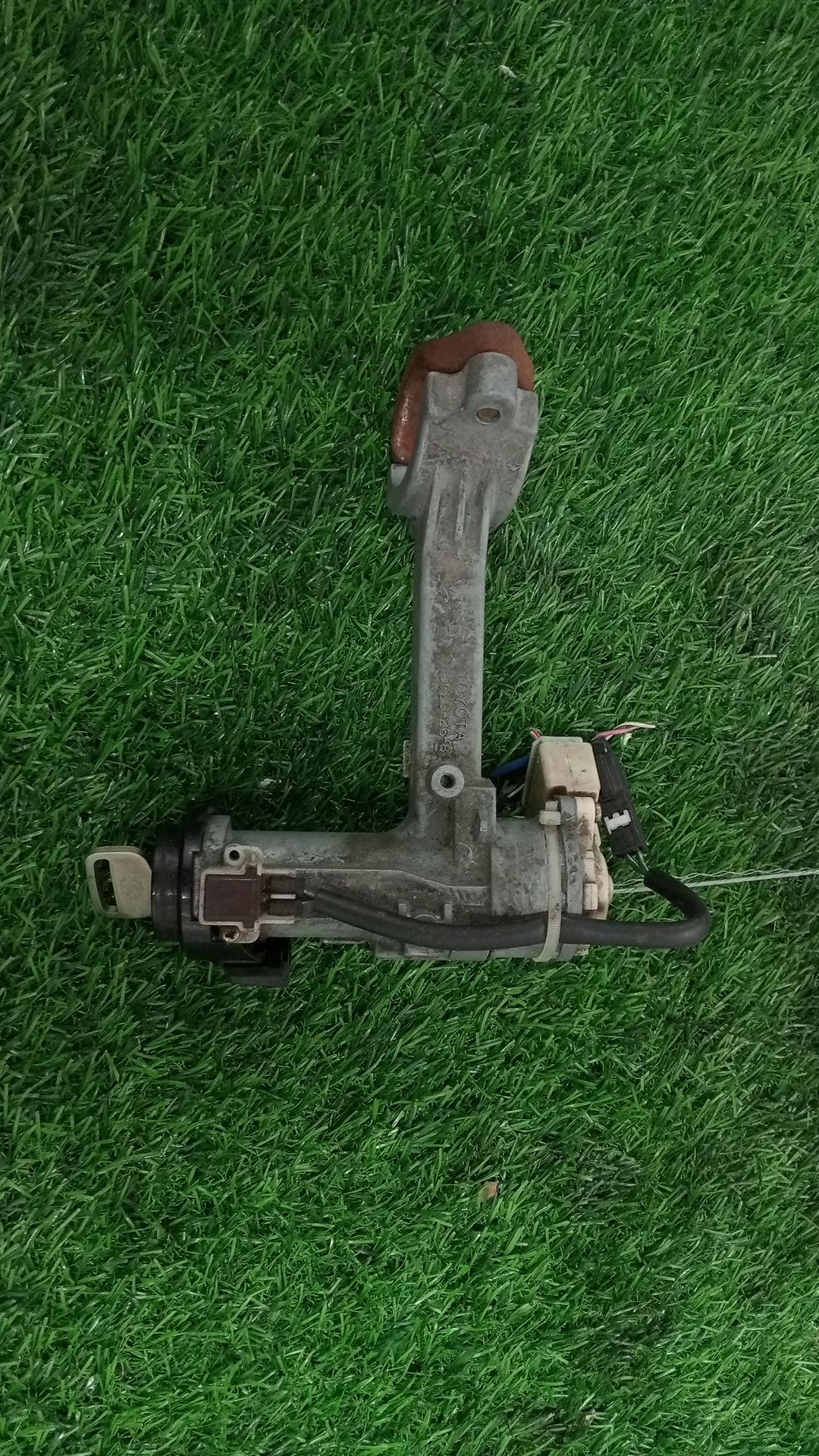 1995 - 2001 Toyota Hiace Ignition Switch Key # 45020-26-8