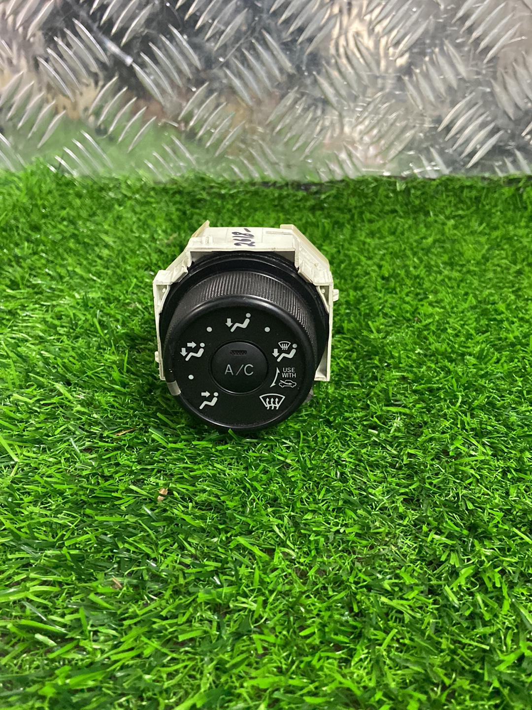 2005 - 2011 Toyota Yaris Heater Control Knob 758734