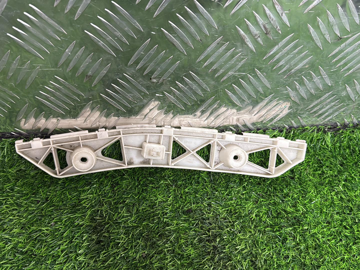 2004 - 2010 Mazda Premacy Right Rear Bumper Retainer