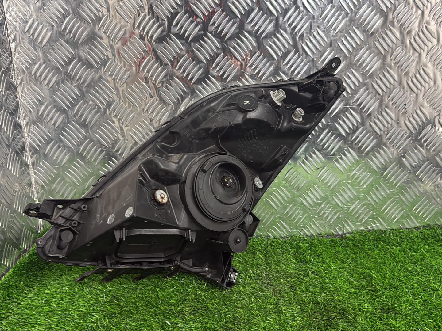 2003 - 2008 Toyota Prius Right Headlight Non Sensor Type