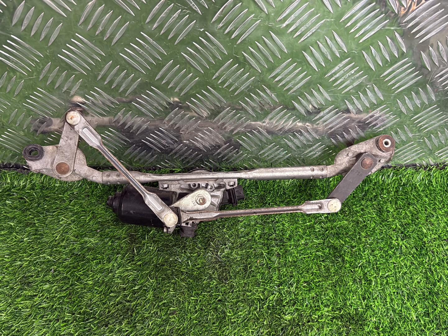 2003 - 2011 Toyota Raum Front Wiper Rack Assembly 85110-13080