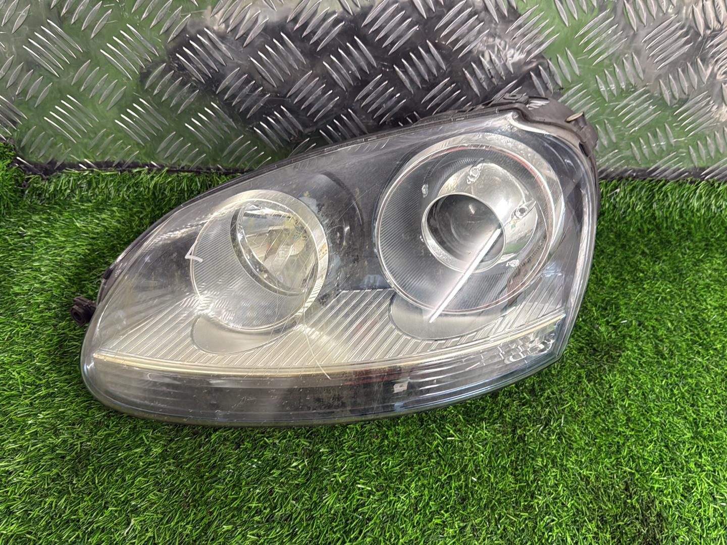 Volkswagen Golf Left Headlight 0 301 212 621