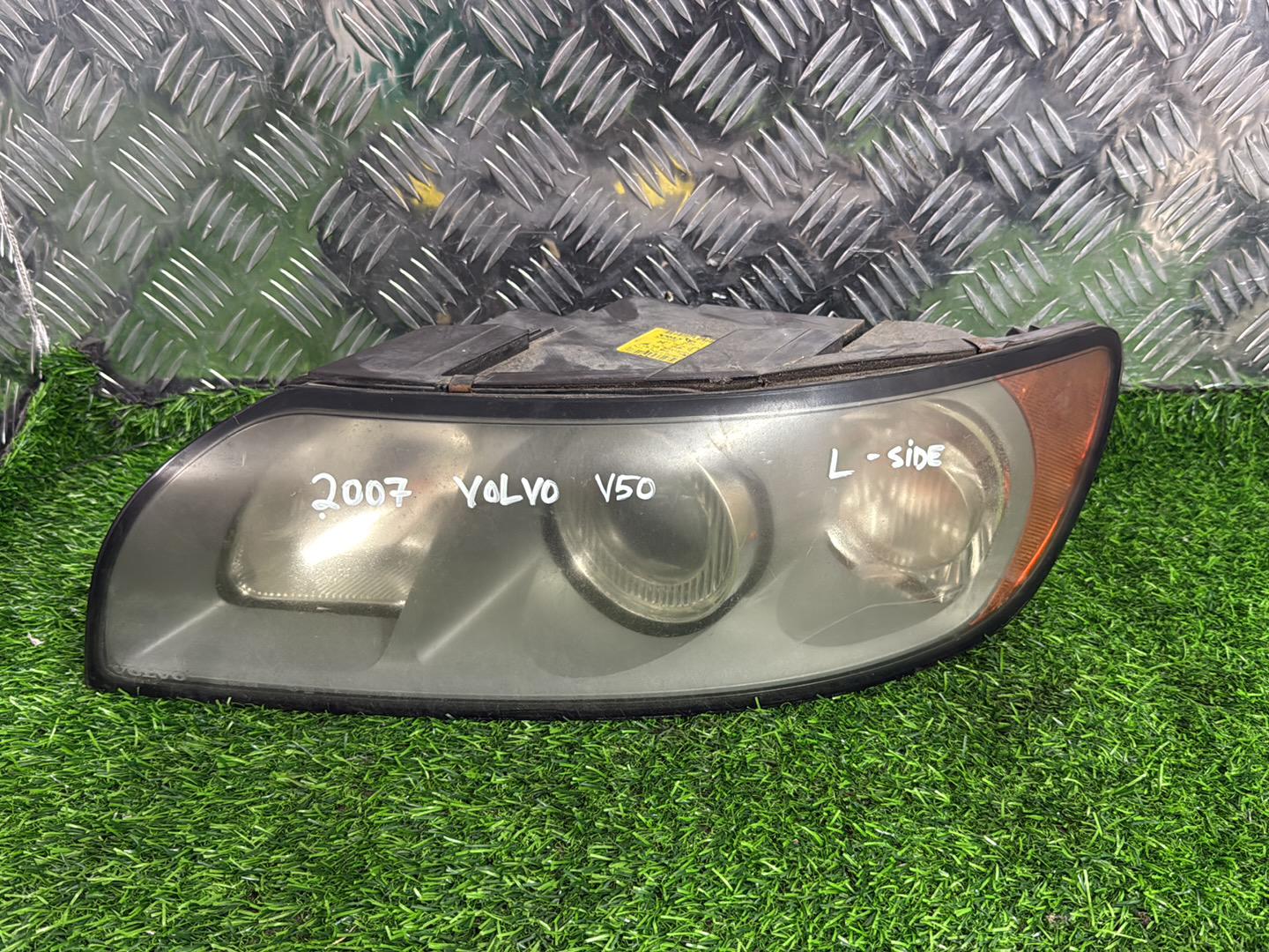 2004 - 2007 Volvo V50 Left Headlight 30698891