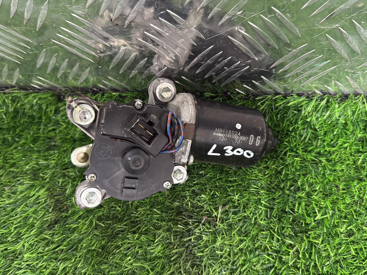 1990 - 2012 Mitsubishi L300 Front Wiper Motor MB488024