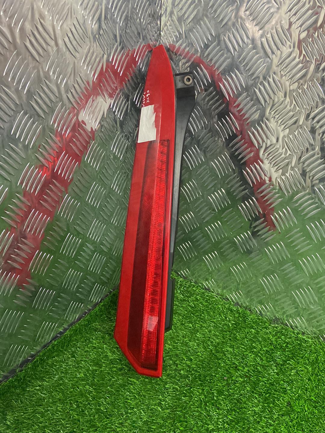 2002 - 2006 Volvo XC90 Left Taillight 30678220