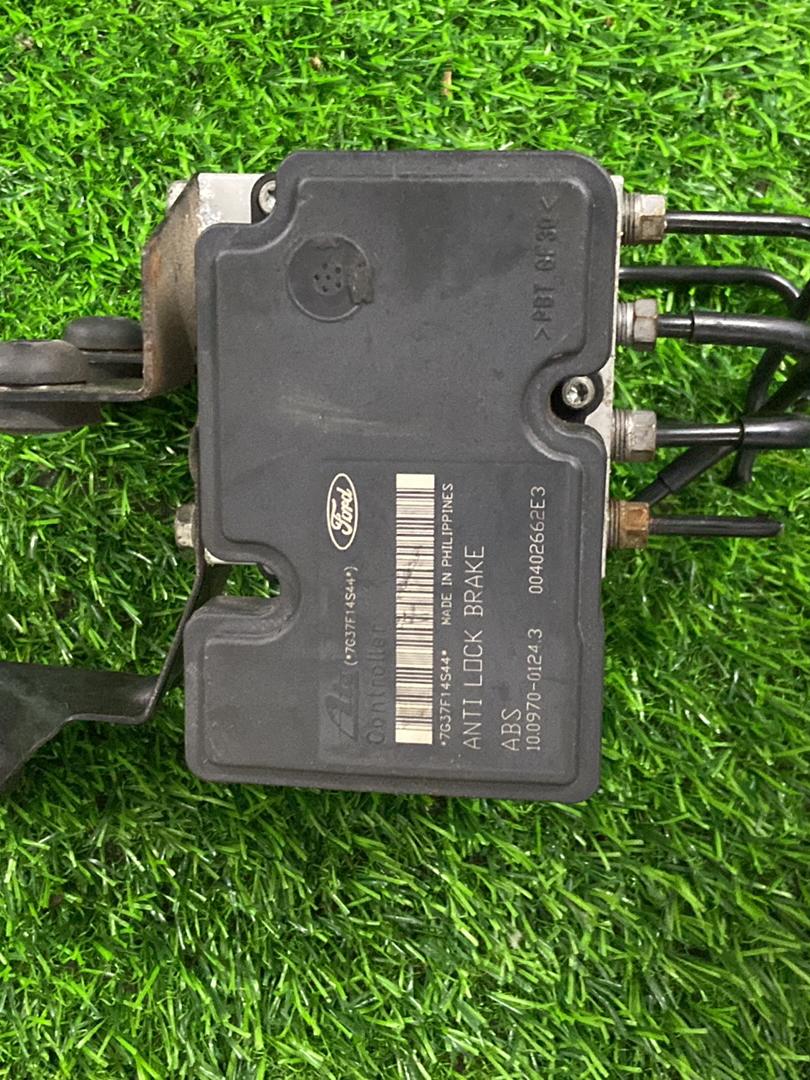 2005 - 2010 Ford Focus ABS Pump/Modulator 3M512M110JA