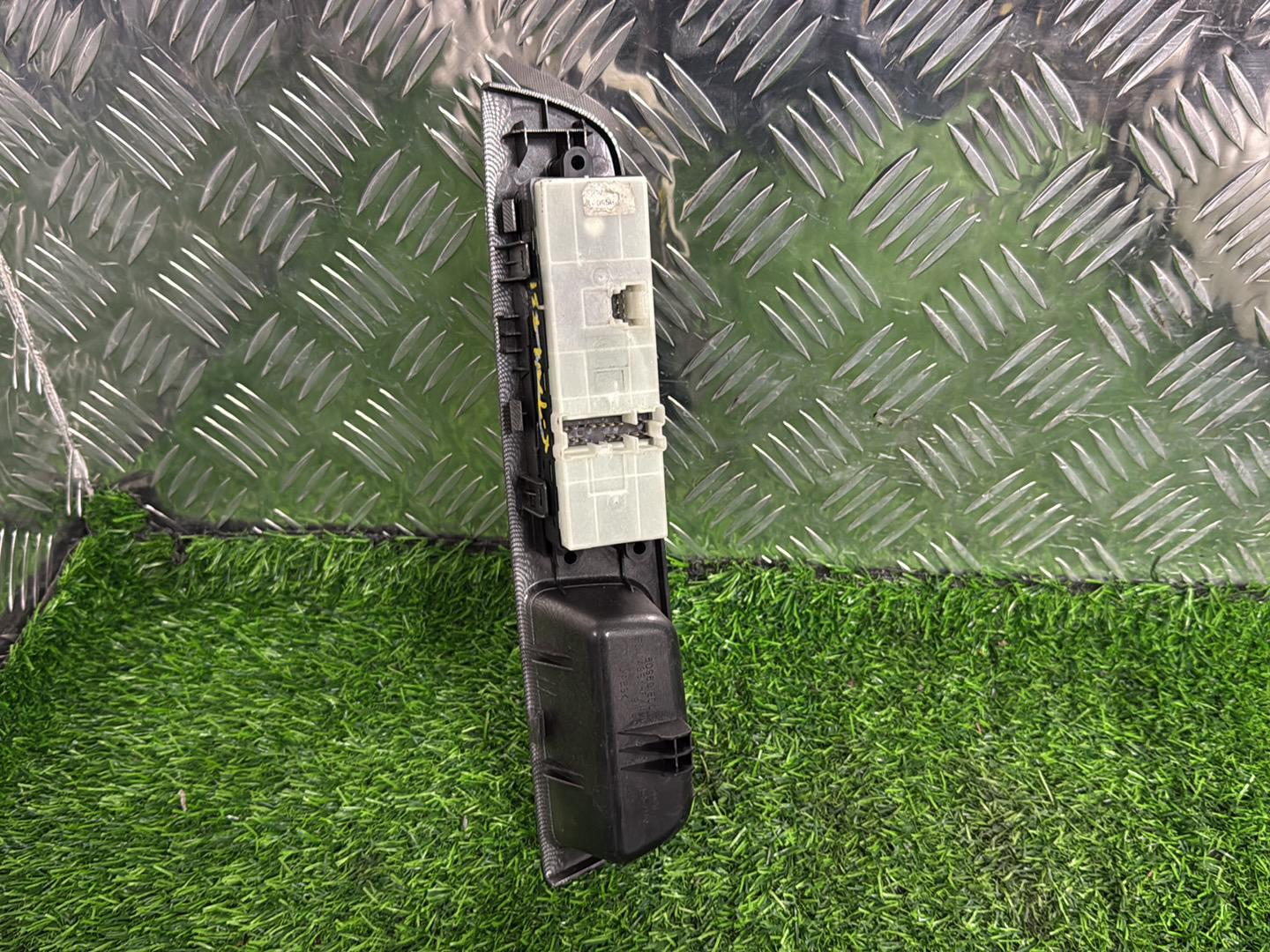 2004 - 2013 Nissan X-Trail Master Power Window Switch 2 Plug Type