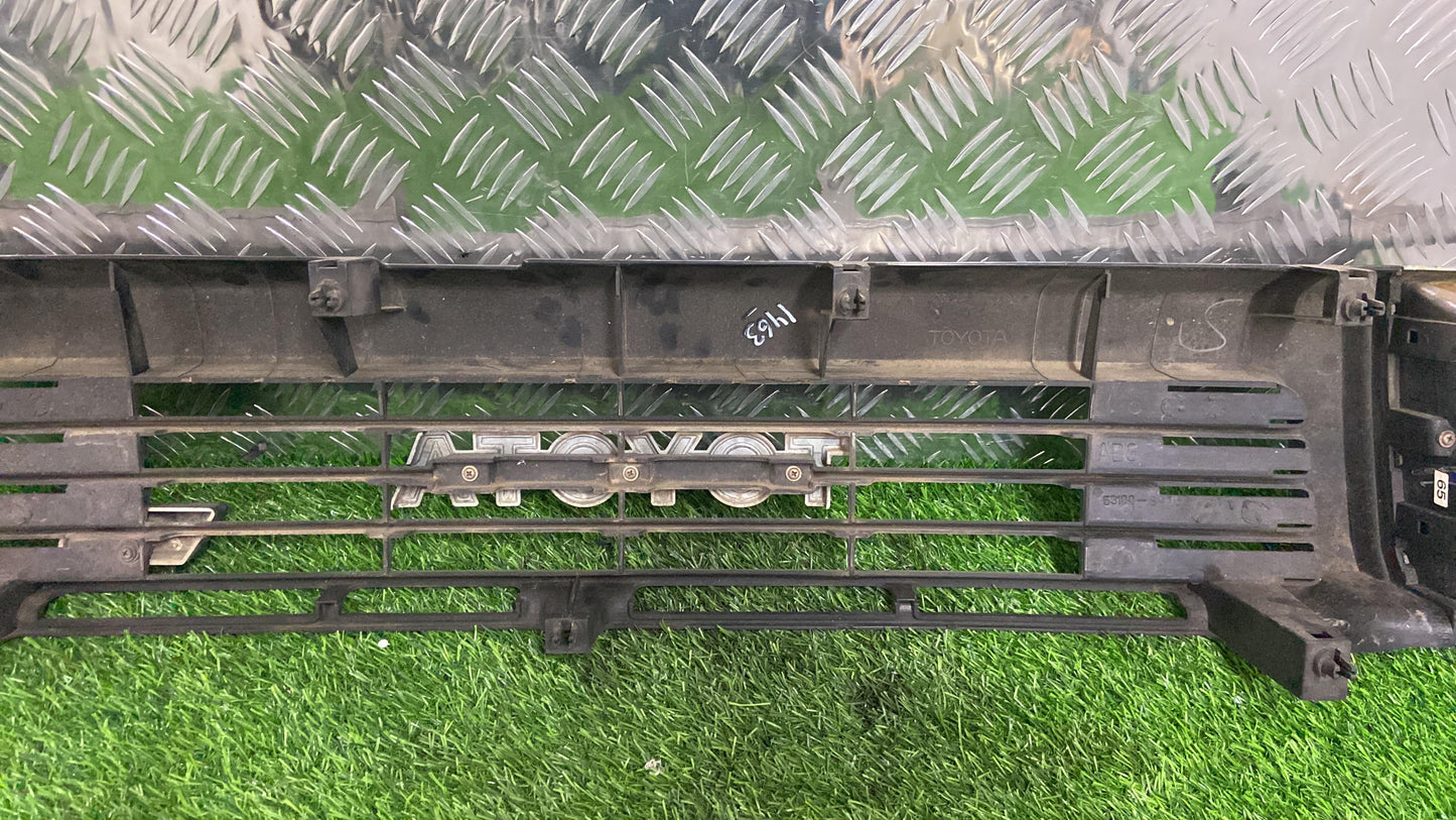 1990 - 1995 Toyota Hilux Grille 53100-89165
