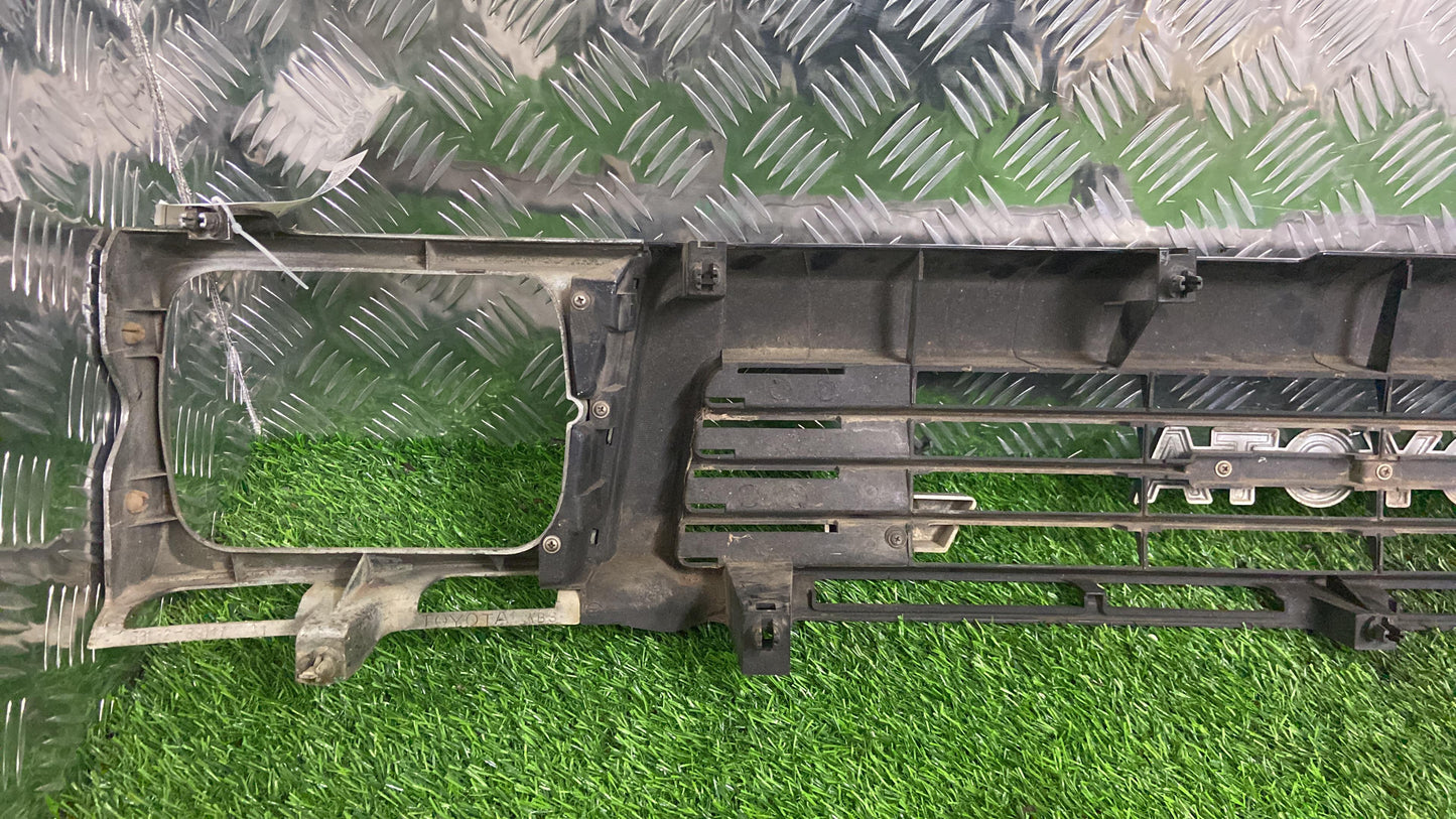 1990 - 1995 Toyota Hilux Grille 53100-89165