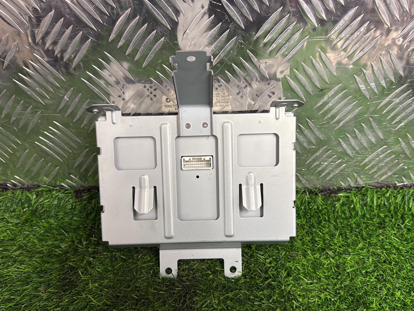 2004 - 2009 Nissan Fuga Multi-Function Display DP8W-1000J