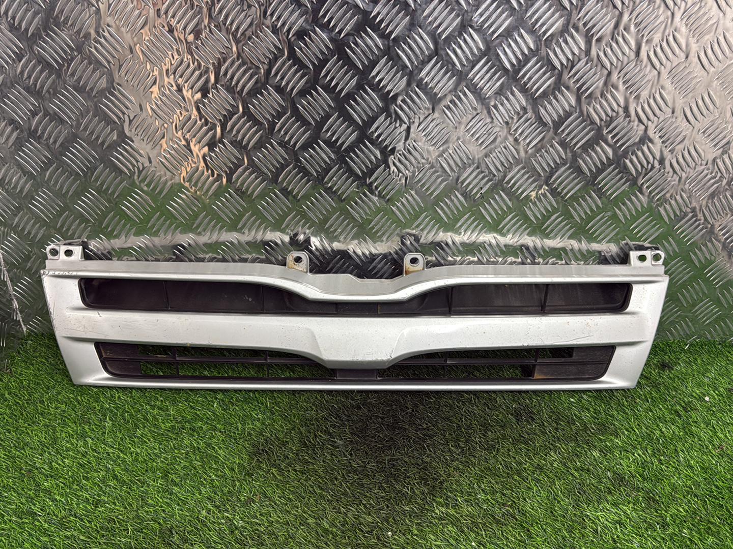 2005 - 2005 Toyota Hiace Grille Narrow Body Type 53152-26010