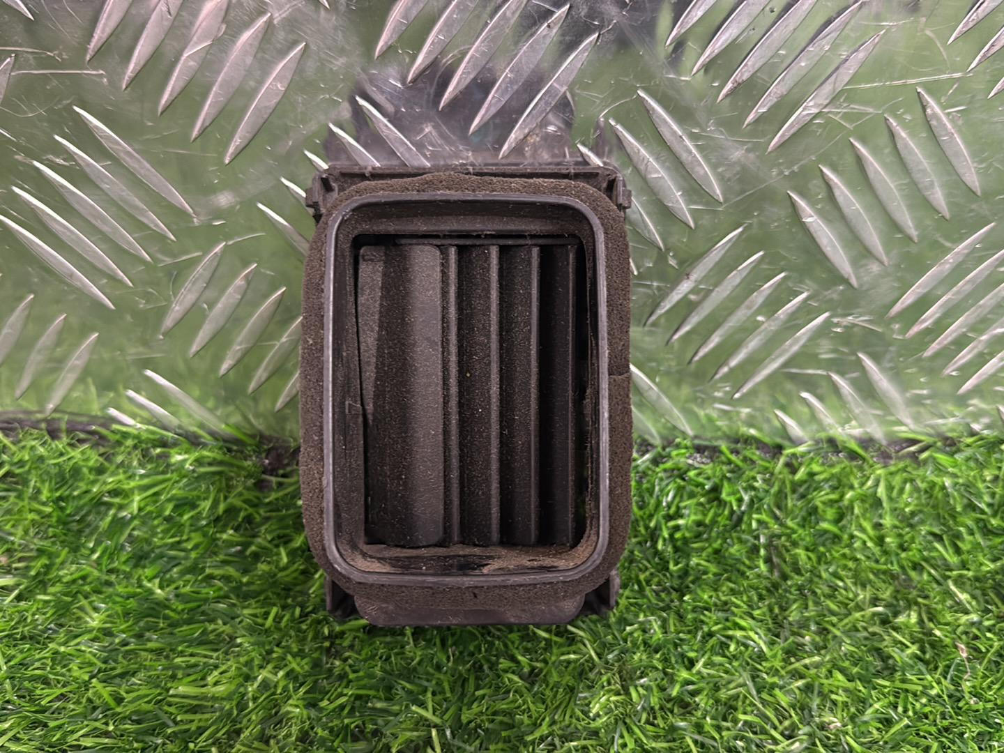 2005 - 2015 Toyota Hilux Right Dash Air Vent 55650-0K012