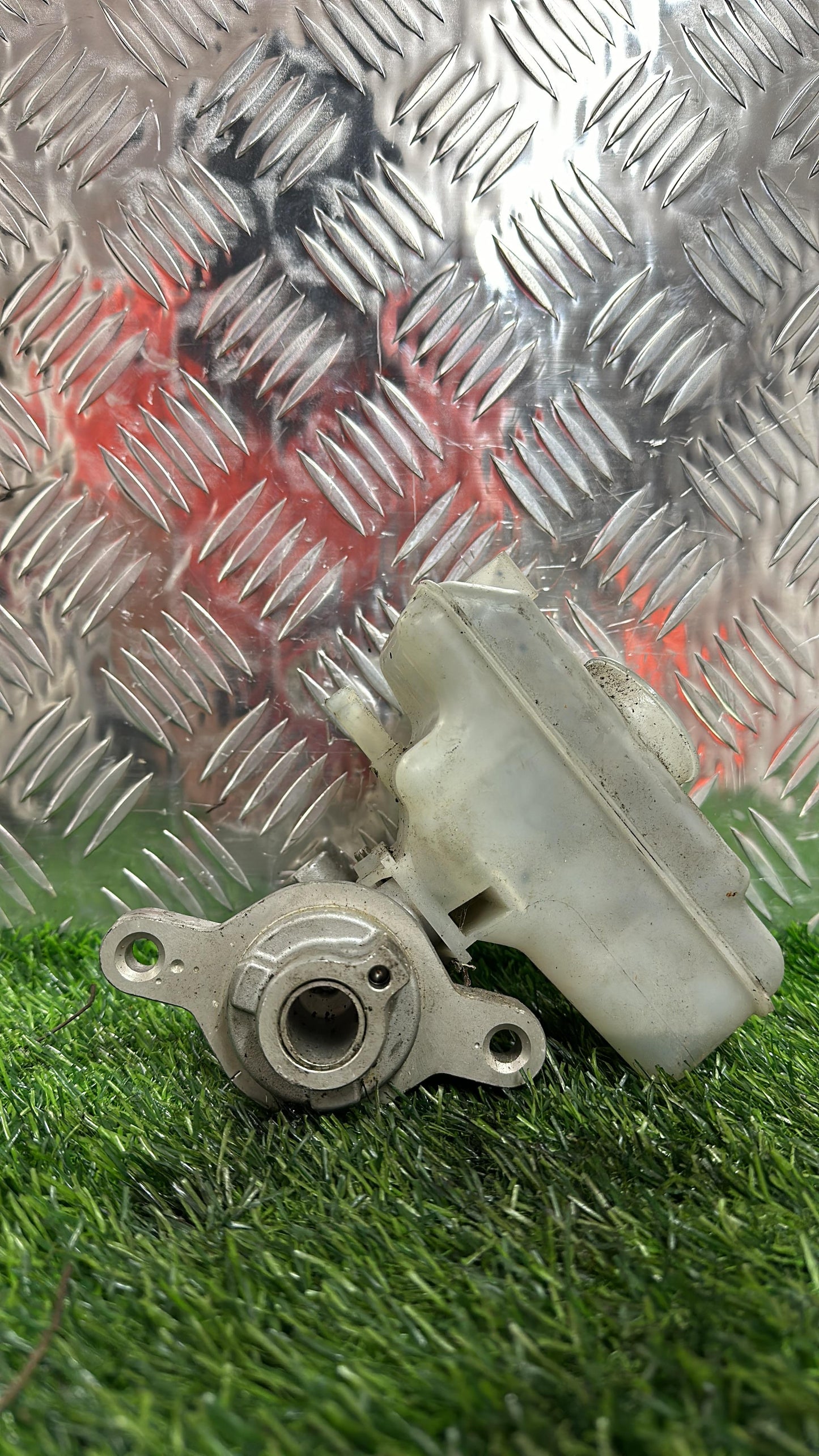 2013 - 2016 Toyota Hiace Brake Master Cylinder BOSCH 802679