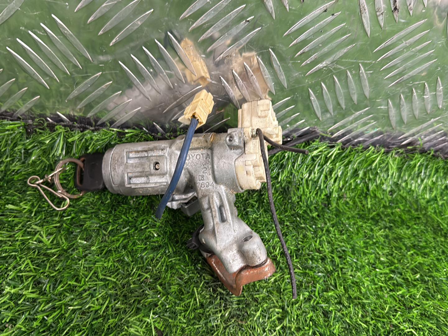 2001 - 2006 Toyota Corolla Ignition With Key 45020-52-1