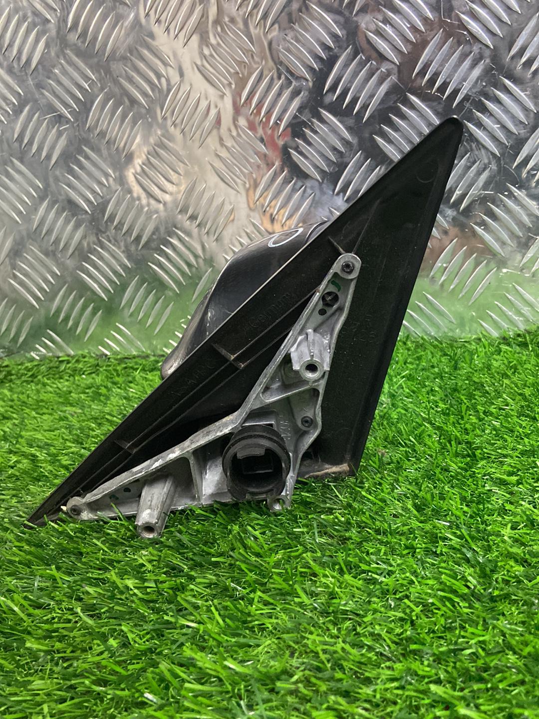 2004 - 2011 BMW 320i Right Door Mirror 7906930