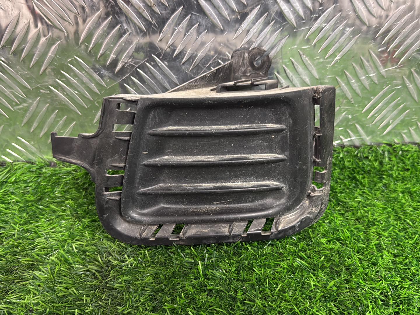 2011 - 2015 Toyota Aqua Left Fog Light Cover 81482-52370