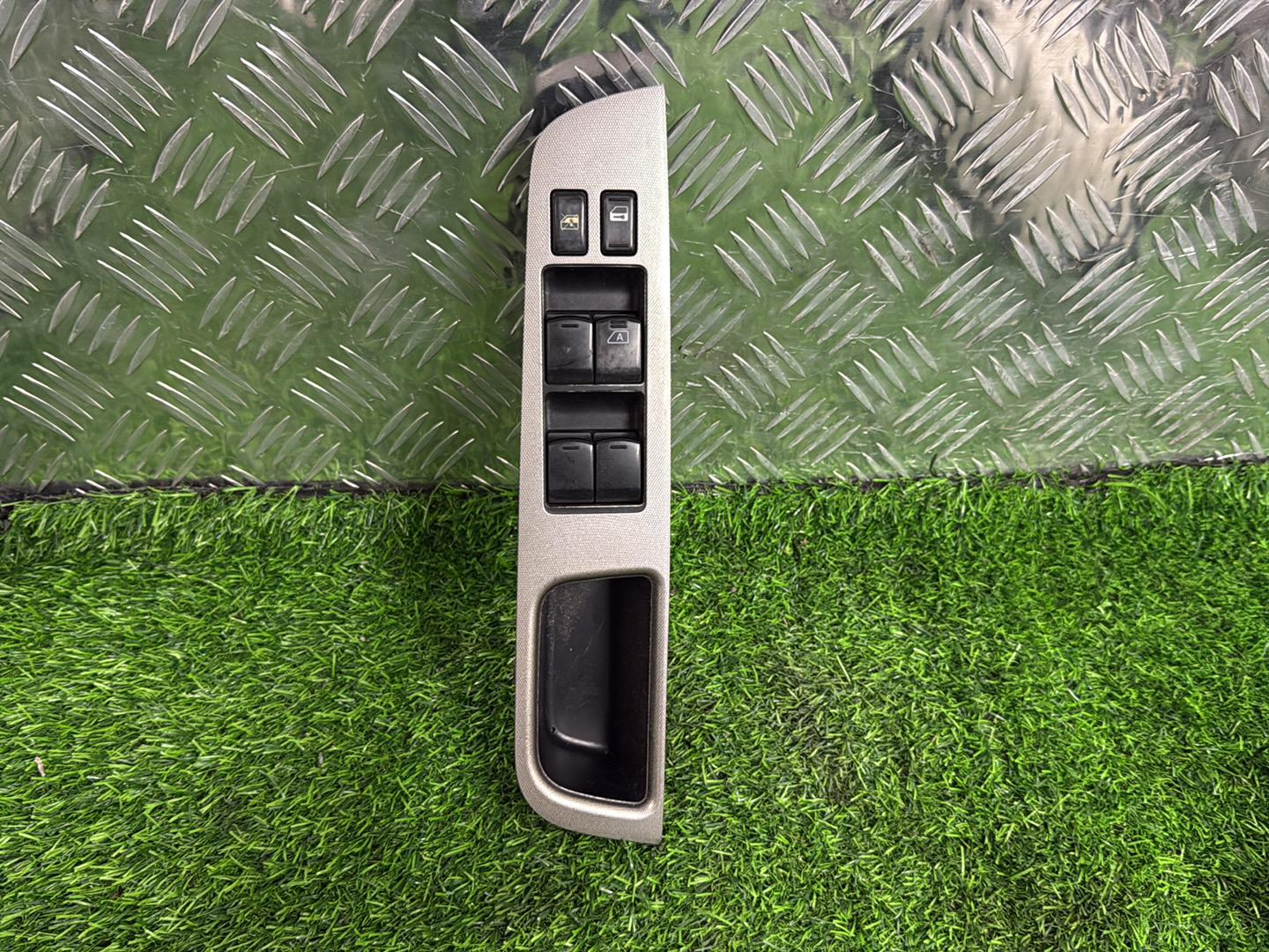 2004 - 2013 Nissan X-Trail Master Power Window Switch 2 Plug Type