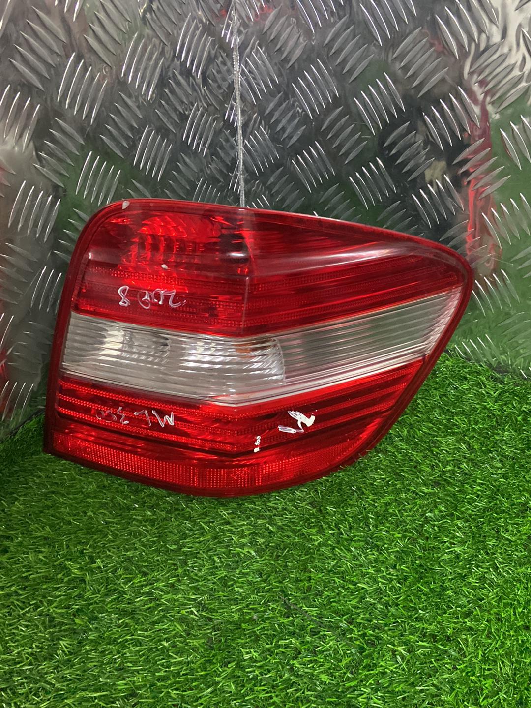 2005 - 2011 Mercedes-Benz ML320 Right Taillight 404122R