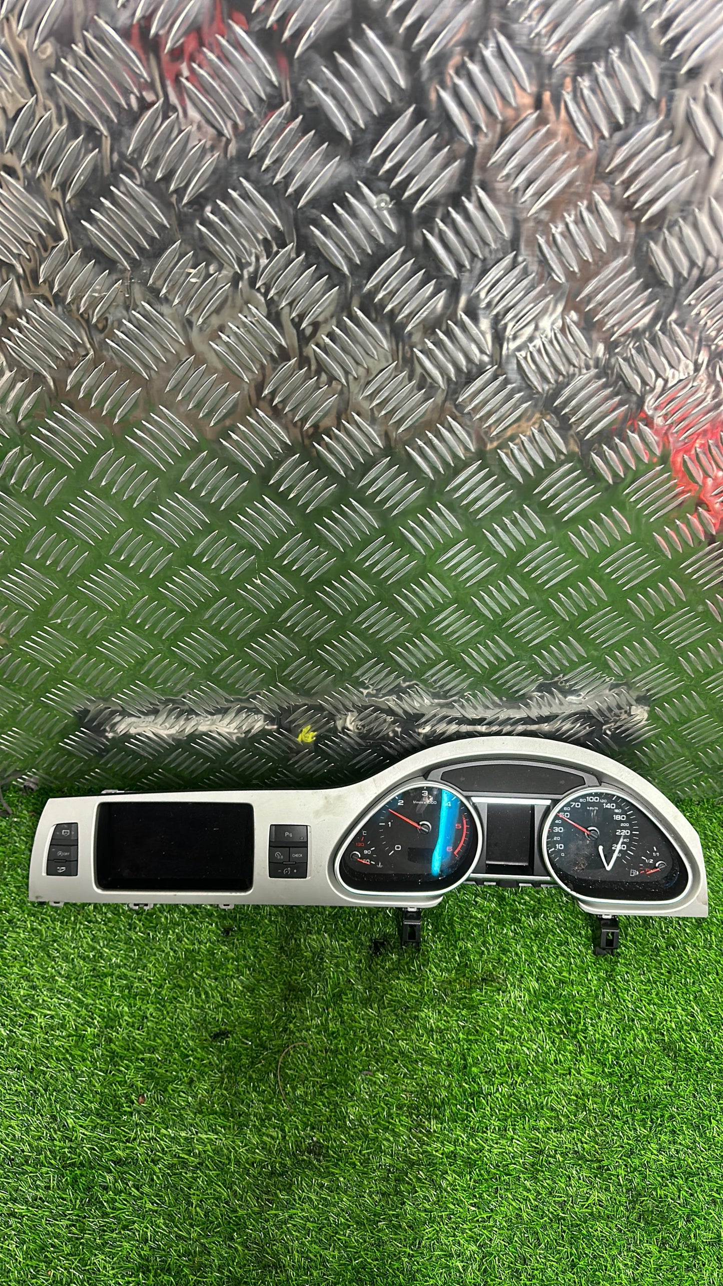2009 - 2015 Audi Q7 Instrument Cluster 4L0 920 933 H