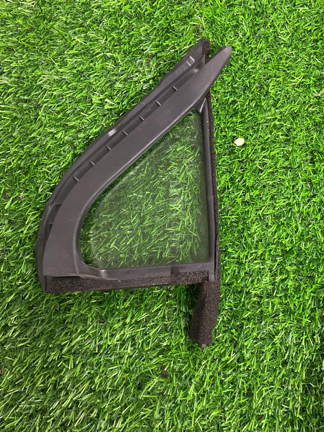 2011 - 2021 Toyota Aqua Right Front Quarter Door Glass M2H3