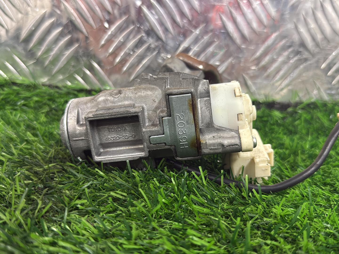 Toyota Camry Ignition With Key 45020-33-9