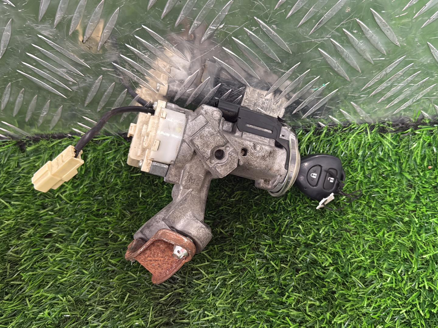 Toyota Camry Ignition With Key 45020-33-9